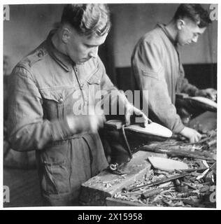 EINE ARMEE MARSCHIERT AUF IHRE ........ ? - Heeresschuster arbeiten mit den britischen Truppen in der britischen Armee Stockfoto