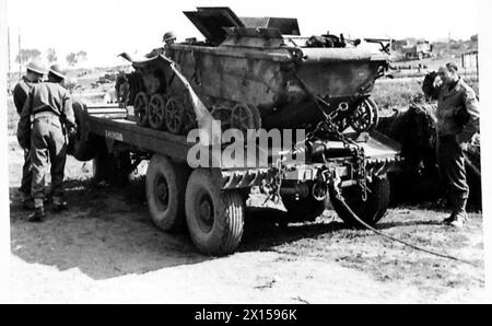 FÜNFTE ARMEE: ANZIO BRÜCKENKOPF ERSTER FUNKGESTEUERTER PANZER, der VON DEN VERBÜNDETEN GEFANGEN GENOMMEN wurde – der Panzer auf einem Transporter, nachdem er in die britische Armee gebracht wurde Stockfoto