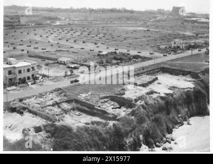 FÜNFTE ARMEE : LUFTSCHÜSSE ÜBER DEN ANZIO BRÜCKENKOPF - Eine britische Munitionskippe auf der Küstenstraße, die von Anzio nach Norden führt Stockfoto