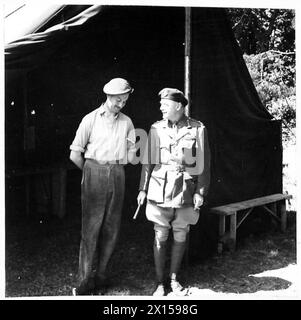 Eine SPEZIALDIENSTBRIGADE BEREITET SICH AUF DIE AKTION VOR - Major General R. Sturges, CB.,DSO., A.D.C. an die G.O.C. Special Services Group [rechts] mit Brigadier Lord Lovat British Army Stockfoto