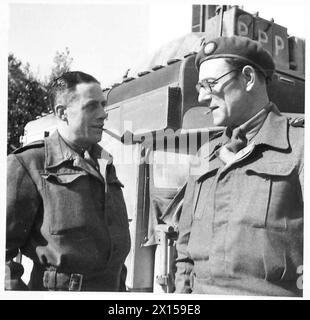 DIE BRITISCHE ARMEE IN NORDAFRIKA, SIZILIEN, ITALIEN, DEM BALKAN UND ÖSTERREICH 1942-1946 - Michael Reynolds (rechts) in Barett, der bis zu seiner Ankunft in Italien militärischer Unterredakteur im BBC Home News Service war und nun Nachrichten aus General Alexanders Hauptquartier berichtet. Auf der linken Seite steht Godfrey Talbot, BBC-Beobachter und Kommentator, der die Wüstenkampagne vom Sommer 1942 über Alamein nach Tunesien berichtete, wenn er im Nahen Osten und im östlichen Mittelmeerraum diente. Im November 1943 kehrte er für vier Monate nach Großbritannien zurück, bis er Anfang März 1944 nach Italien kam, um das BBC-Team in den Mediterran zu „übernehmen“ Stockfoto