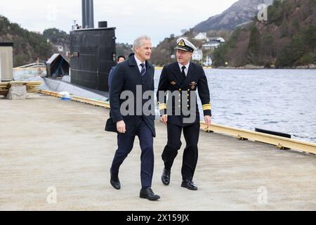 Bergen 20240415.der norwegische Premierminister Jonas Gahr Store (AP) besucht am Montag die Militärstation Haakonsvern. Unten ist er an Bord und trifft auf das U-Boot KNM Utvær und die Fregatte KNM Otto Sverdrup. Foto: Silje Katrine Robinson / NTB Stockfoto