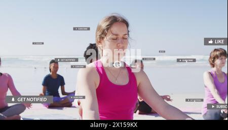 Bild der Verarbeitung von Daten in sozialen Medien über verschiedene Frauen, die am Strand trainieren Stockfoto