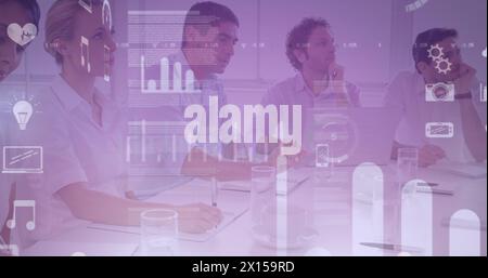 Abbildung von Diagrammen und Symbolen über verschiedene Geschäftsleute im Büro Stockfoto