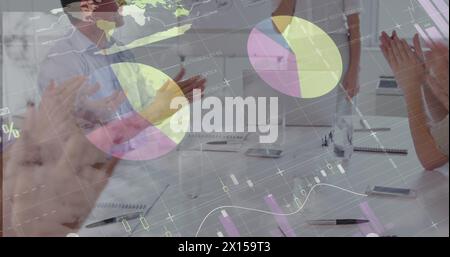 Bild von Statistiken und Datenverarbeitung über verschiedene Geschäftsleute Stockfoto