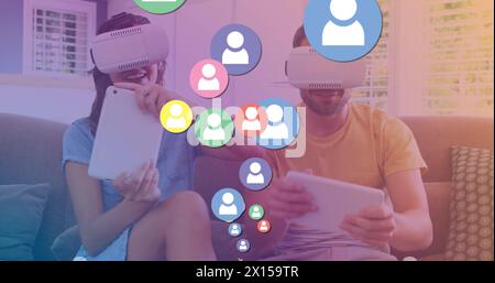 Bild: Mediensymbole über dem kaukasischen Paar mit vr-Headsets Stockfoto