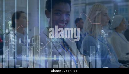 Bild von Statistiken und Verarbeitung von Finanzdaten über verschiedene Geschäftsleute Stockfoto