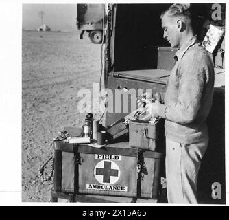 BRITISCHE EXPEDITIONSTRUPPE ZUR BEKÄMPFUNG VON HEUSCHRECKEN IM NAHEN OSTEN - Pte Allmark überprüft den Inhalt von Fall von medizinischer Versorgung Organisation der Vereinten Nationen [UNO] Stockfoto