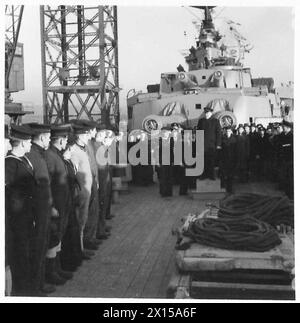 HERR CHURCHILLS TOUR - Mr. Winston Churchill spricht vor der Besatzung eines Schlachtschiffs, das er die britische Armee besuchte Stockfoto