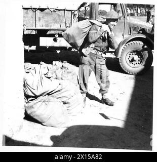 FÜNFTE ARMEE : DAS POSTAMT DER ARMEE IM BRÜCKENKOPF ANZIO - L/BDR. A. Wright von 28 Alderton Road, Edwards Lane, Nott9ngham, sammelt die Post für seine britische Armee Stockfoto