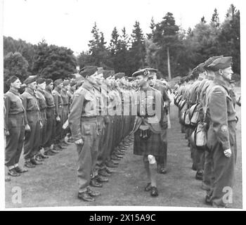 KÖNIG UND KÖNIGIN INSPIZIEREN KANADISCHES FORSTKORPS - seine Majestät inspiziert die Männer der britischen Armee Stockfoto