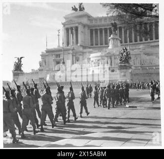 ROM: AMERIKANER FEIERN DIE UNABHÄNGIGKEITSERKLÄRUNG - amerikanische Einheiten marschieren am Ende der Reveille-Parade ab. Im Hintergrund befindet sich das Victor EmManual Memorial British Army Stockfoto