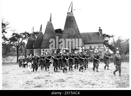 Die Pipe Band of the London Irish Rifles paradiert in der Nähe von Tunbridge Wells mit ihrem Irish Wolfhound Maskottchen. Stockfoto