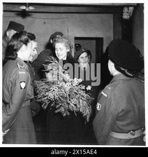 DIE POLNISCHE ARMEE IM ITALIENISCHEN FELDZUG, 1943-1945: Frau Clare Booth Luce, die amerikanische Kongressabgeordnete, erhielt während ihrer Tour durch den britischen 8. Armeesektor einen Blumenstrauß von einem Mädchen des 2. Polnischen Korps. Foto aufgenommen in Meldola, nahe Forli, 18. März 1945 polnische Armee, polnische Streitkräfte im Westen, polnisches Korps, II. Polnische Streitkräfte im Westen, Frauenhilfsdienst, 8. Armee, Boothe Luce, Clare Stockfoto