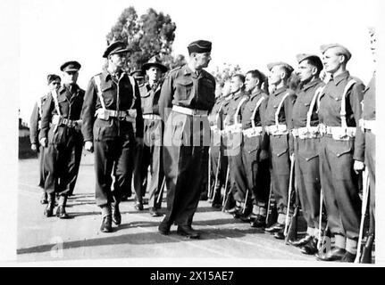 NORTH AFRICARASC ZEREMONIALMARSCH VORBEI - Major General Galloway, begleitet von den Offizieren, inspiziert die Parade British Army Stockfoto