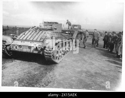 Ein Mark III 'i' Valentine Tank wird auf einen Transporter geladen, um Verschleiß der Schienen auf harten Straßen während der Operationen der British Army zu verhindern. Stockfoto