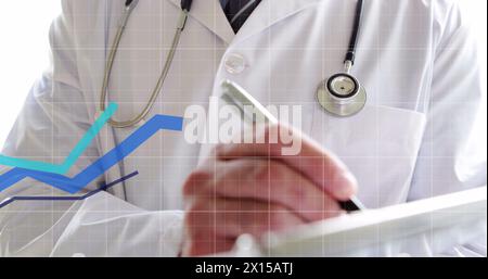 Bild der Finanzdatenverarbeitung über zwei kaukasier Stockfoto