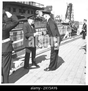 HERR WINSTON CHURCHILLS RÜCKKEHR - Mr. Churchill begrüßt den Captain der HMS RENOWN - Captain W. E. Parry British Army Stockfoto