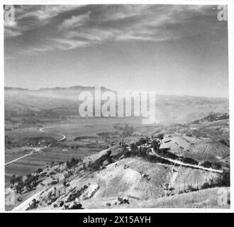 ACHTE ARMEE : VERSCHIEDENE - (SCHLIESSEN SIE SICH AN) die Ansicht der Deutschen, die die gotische Linie und das Land verteidigten, um das die 46 (br) Division kämpfte. Fotos von Belvedere Foglience, mit Blick nach Süden. Der Fluss Foglia und die Hauptstraße Ost nach Pesaro verlaufen durch das Tal der British Army Stockfoto