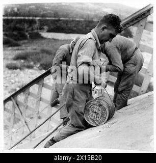 ITALIEN : ACHTE ARMEE FRONTBRIDGE GEBÄUDE - SPR. Chadwick aus Walkdon, schneidet Prima-Kabel für die Fusion der britischen Armee Stockfoto