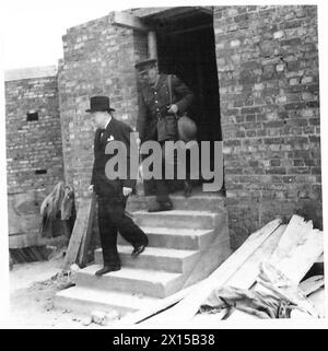 PREMIERMINISTER BESUCHT VERTEIDIGUNGSANLAGEN - Mr. Winstone Churchill verlässt ein neues Verteidigungsgebäude der britischen Armee Stockfoto