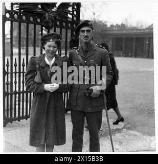 EINSETZUNG IM BUCKINGHAM PALACE – Oberstleutnant Hickie, OBE., fotografiert mit seiner Frau, nachdem er den O.B.E. [Er war A.A. und Q.M.G.] der 6. Airborne Division der Normandie British Army erhalten hatte Stockfoto