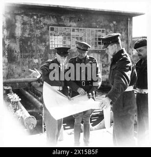 8. ARMEE: LEBENSBLUT EINER ARMEE - Feldmarschall Alexander, begleitet von Offizieren der 311 Bulk Benzinversorgungsabteilung, macht eine Inspektion der Benzinanlage in der Falconara Marittima British Army Stockfoto