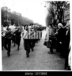 CAMBRAI DAY CHURCH PARADE - die Band führt den marsch an der British Army vorbei Stockfoto