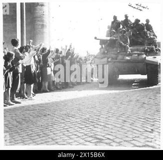 ITALIEN : SZENEN, IN DENEN ROM DER FÜNFTEN ARMEE UNTERSTELLT ist – einem alliierten Panzer, der durch die britische Armee in Rom kommt Stockfoto