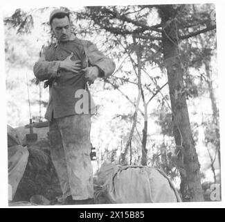 ITALIEN: 8. ARMYTHE LEBEN Eines PANZERMANNES - Sgt. Charette trägt seine Gurtausrüstung British Army Stockfoto