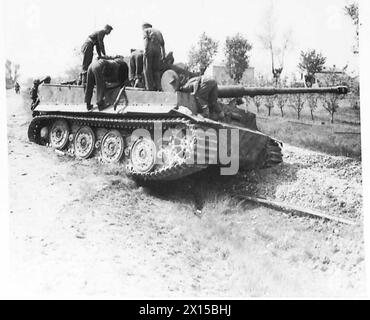 Ein ausgebrochener Panzer in der Nähe von Massa ist während des Vorstoßes der 8. Armee in relativ gutem Zustand, dokumentiert durch die britische Armee. Stockfoto
