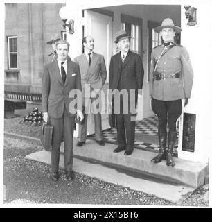 HERR WINSTON CHURCHILL IN QUÉBEC - Herr Anthony Eden, Sir Alxeander Cadagan [Ständiger Unterstaatssekretär im Außenministerium] am Eingang zur Zitadelle, nachdem er den britischen Premierminister gesehen hatte Stockfoto