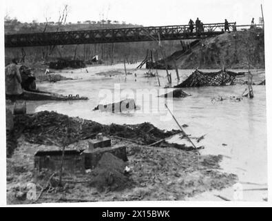 ITALIEN : ACHTER ARMYTHE RIVER MORO BRICHT SEINE UFER - Allgemeine Ansicht der überfluteten Geschützpositionen, mit einer Bailey-Brücke im Hintergrund British Army Stockfoto