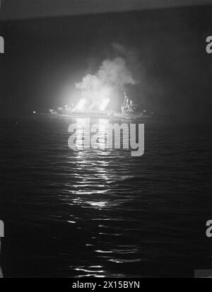 DIE ROYAL NAVY UNTERSTÜTZT DIE ALLIIERTEN STREITKRÄFTE IN DER NORMANDIE, JUNI 1944 - Steuerbord 4-Zoll-Geschütze der HMS BELFAST eröffnen in der Nacht vom 27. Juni 1944 das Feuer auf deutsche Stellungen in der Nähe von Ver-sur-Mer Royal Navy, HMS Belfast, Light Cruiser, (1938) Stockfoto