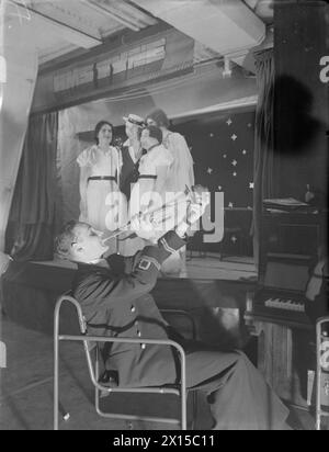 Weihnachtsunterhaltung fand am 18. Dezember 1942 auf einem Zerstörer-Depot-Schiff in Scapa Flow statt. Lieutenant C Pollard RNVR trat während der Show als Trompeter im Orchester auf. Stockfoto