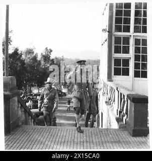 BRITISCHE TRUPPEN IN ADDIS ABEBA - der britische General kam in Haille Selassies alten Palast an, um die Proklamation zu lesen und mit den abysinnischen Chiefs zu sprechen, die unseren Truppen der britischen Armee geholfen hatten Stockfoto