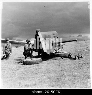 DIE 2-PDR. PANZERABWEHRKANONE (MARK III) - Geschützteam in Aktion, britische Armee Stockfoto