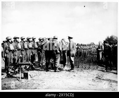 KÖNIG UND KÖNIGIN BESUCHEN KANADISCHE TRUPPEN - der König und die Königin sprechen mit Offizieren eines Central Ontario Regiments, den Toronto Scottish. Ihre Majestät ist Oberst des Regiments British Army Stockfoto