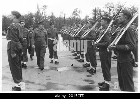 DIE FLAGGENZEREMONIE IN BERLIN BRECHEN - Generalleutnant Sir Ronald Weeks inspiziert die britische Armee, 21. Armeegruppe Stockfoto