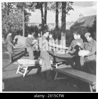 Truppen der 1. Polnischen Gewehrbrigade in Großbritannien schütteln und Lufteinlagen vor ihren Quartieren in Cupar, was das Leben und die Integration mit den lokalen Gemeinschaften widerspiegelt. Stockfoto