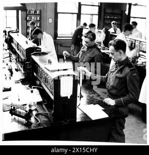 DIE POLNISCHE ARMEE IN GROSSBRITANNIEN, 1940-1947 - polnische Armeestudenten während eines Unterrichts im Chemielabor. Professor Wright, der Dekan der Fakultät der Universität St. Andrews, bot General Marian Kukiel, dem CO des 1. Polnischen Korps, Einrichtungen für Studenten der polnischen Armee an, um ihr Studium an der Universität fortzusetzen. Das Angebot wurde angenommen und von 350 Kandidaten wurden 100 für eine Weiterbildung in den Bereichen Englisch, Politikwissenschaft, Wirtschaft, französische Literatur, Kunst, Kunst, Chemie und Forschung. Einige der Studenten haben bereits Abschlüsse an polnischen Universitäten. Schwarz-weiß, britischer AR Stockfoto