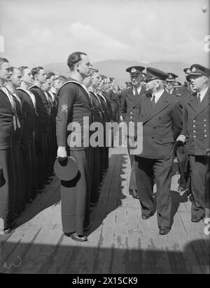 HERR A V ALEXANDER, ABGEORDNETER, ERSTER HERR DER ADMIRALITÄT, BESUCHT U-BOOTE IN GREENOCK UND HOLY LOCH. 12. JUNI 1942. - Mr. Alexander inspiziert U-Boot-Personal an Bord eines Depot-Schiffes Stockfoto