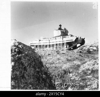 MIT DEN SCHWEREN PANZERN IN ZYPERN - der führende schwere Panzer, der auf Übungen ausging, löste einen Staubsturm aus, als er entlang der Straße in der zyprischen Britischen Armee passierte Stockfoto