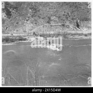 FÜNFTE ARMEE : DAS SERCHIO-TAL - die Betongotik-Linie mit ihren Stacheldrahtverflechtungen über den Fluss Serchio British Army Stockfoto