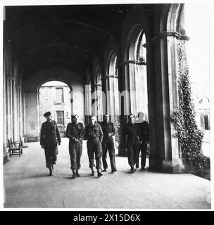 Studenten der polnischen Armee der 1. Polnischen Schützenbrigade verlassen die Universität St. Andrews nach Vorlesungen während des Dienstes bei der polnischen Armee im Westen. Stockfoto