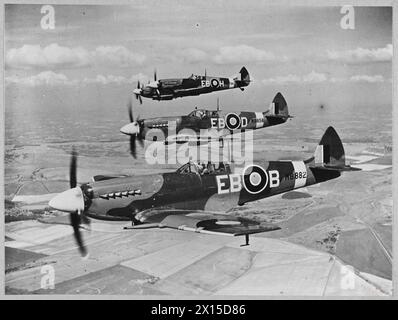 DAS NEUESTE SPITFIRE: MARK XII - 12726 Bild (Ausgabe 1944) zeigt Eine Formation von Spitfire Mk XII im Flug Royal Air Force Stockfoto