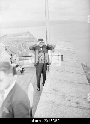 PREMIERMINISTER WINSTON CHURCHILLS TREFFEN MIT PRÄSIDENT ROOSEVELT, QUÉBEC, AUGUST 1943 - Premierminister Churchill steht auf der Festung von Québec. Er schaut durch das Fernglas. Ein Teil der Stadt und des Hafens ist hinter ihm zu sehen. Churchill, Winston Leonard Spencer Stockfoto