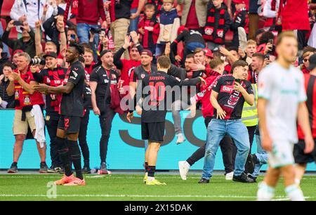 Florian Wirtz, Lev 10 feiert sein Tor 5-0, glücklich, lachen, feiern, mit Jonas Hofmann, Lev 7 Exequiel PALACIOS, Lev 25 im Spiel BAYER 04 LEVERKUSEN - SV WERDER BREMEN 5-0 am 14. April 2024 in Leverkusen. Saison 2023/2024, 1.Bundesliga, Spieltag 29, 29.Spieltag Fotograf: ddp-Bilder / STAR-Bilder - DFL-VORSCHRIFTEN VERBIETEN JEDE VERWENDUNG VON FOTOGRAFIEN als BILDSEQUENZEN und/oder QUASI-VIDEO - Stockfoto