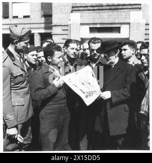 APOSTOLISCHE DELEGIERTE IN GROSSBRITANNIEN BESUCHEN ITALIENISCHE GEFANGENE – der Erzbischof bewundert die Arbeit eines der Gefangenen, einer sizilianischen Bauernarbeiter der britischen Armee Stockfoto