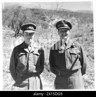 5. ARMEE: 78 DIVISION COMMANDER AT WORK - Major General Keightley mit seinem A.D.C., Captain M.G. Foster, 16/5 Lancers British Army Stockfoto